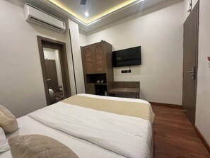 Deluxe Double Room | Minibar, in-room safe, soundproofing, iron/ironing board