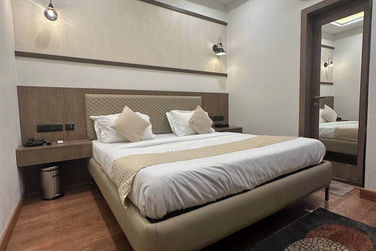 Deluxe Double Room | Minibar, in-room safe, soundproofing, iron/ironing board