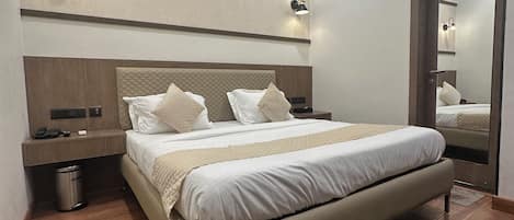 Deluxe Double Room | Minibar, in-room safe, soundproofing, iron/ironing board
