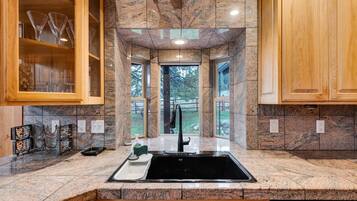 KĂŒhlschrank, Mikrowelle, Ofen, Herdplatte