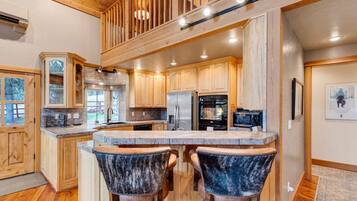 Køleskab, mikrobølgeovn, ovn, kogeplade