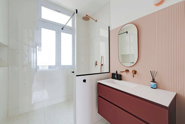 Departamento | Baño | Secadora de cabello, toallas, shampoo 