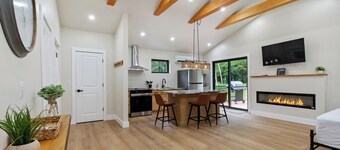 Peaceful cottage retreat near Saratoga Springs, Adirondacks & local lakes