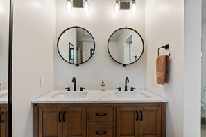 Douche, sèche-cheveux, serviettes fournies, savon