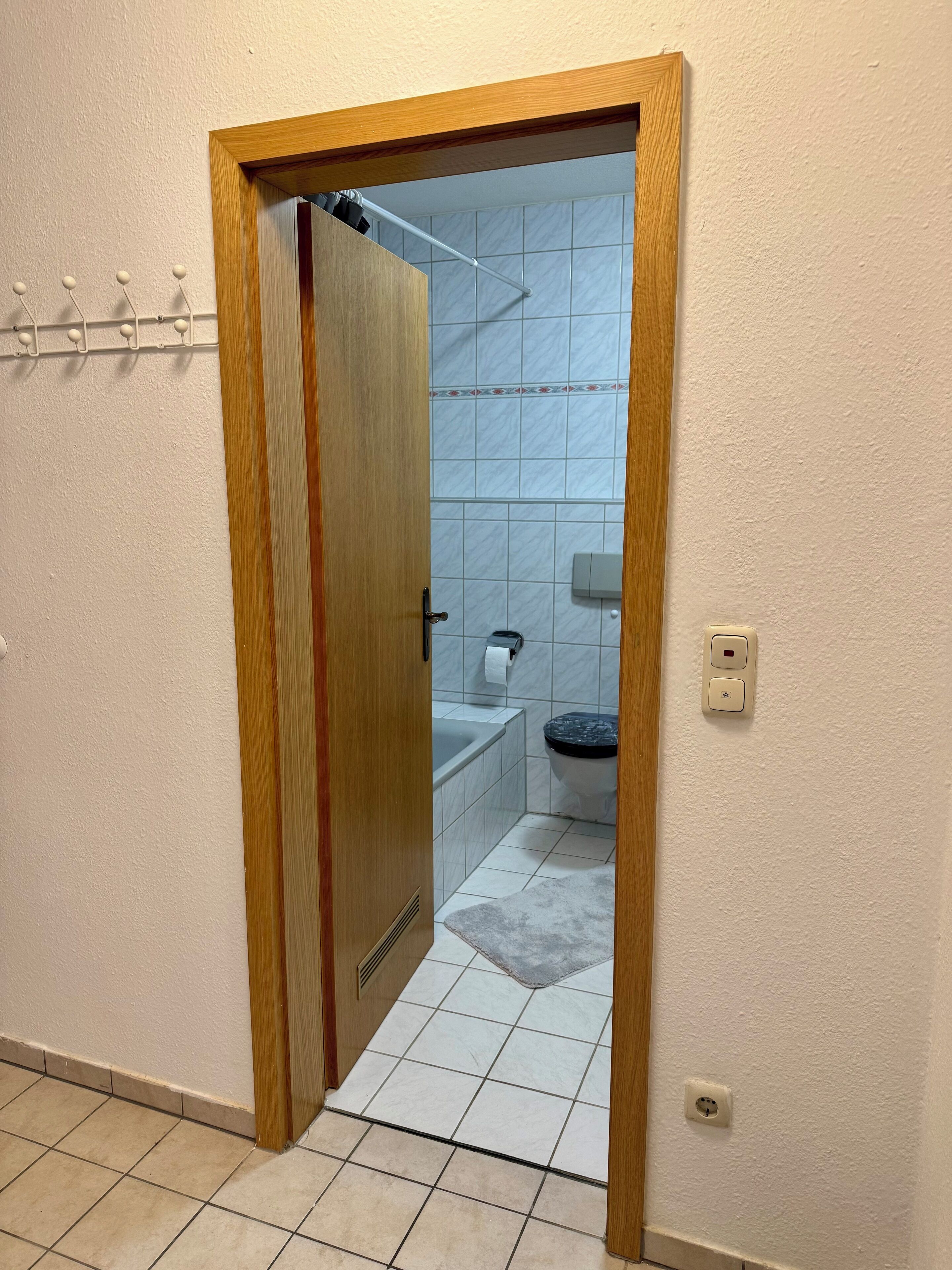 Haartrockner, Handtücher, Seife, Toilettenpapier