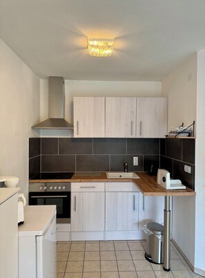 Jääkaappi, uuni, liesi, astianpesukone