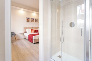 Shower, hair dryer, bidet, towels