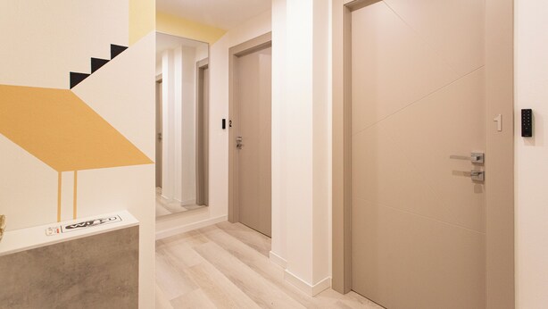 A hallway with a staircase, a door labeled '1', and a door labeled '2'. - Elegance and Relaxation in the center of Cagliari - King Standard (Cagliari)
