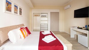 A hotel room with a bed, a desk, a TV, and a wardrobe. - Elegance and Relaxation in the center of Cagliari - King Standard (Cagliari)