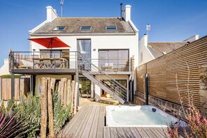 Outdoor spa tub - Spacious Family Home. Private Spa & Enclosed Garden. Village Center,Near Beaches (Plouescat)