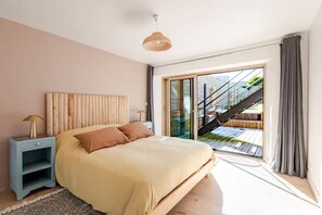 4 bedrooms, desk, iron/ironing board, travel cot - Spacious Family Home. Private Spa & Enclosed Garden. Village Center,Near Beaches (Plouescat)