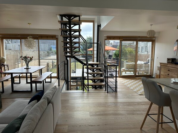 Smart-TV, Kamin, Bücher