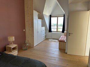 4 Schlafzimmer, Schreibtisch, Reisekinderbett, WLAN