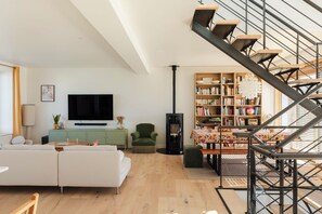 Smart-TV, Kamin, Bücher, Stereoanlage