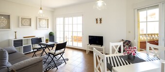 Cosy Apartment With Shared Pool