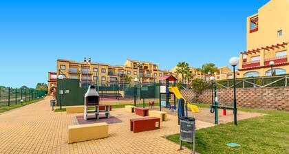 Cosy Apartment With Shared Pool