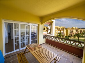 Apartment | Outdoor dining