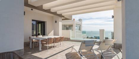 Apartment | Outdoor dining