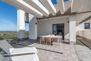 Apartment | Outdoor dining