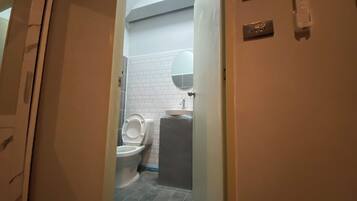 Basic-enkeltværelse - ikke-ryger - byudsigt | Badeværelse | Bruser, håndklæder, Sæbe, Shampoo