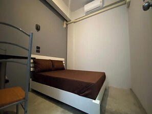 Desk, free WiFi - Capricorn Hostel (Bangkok)