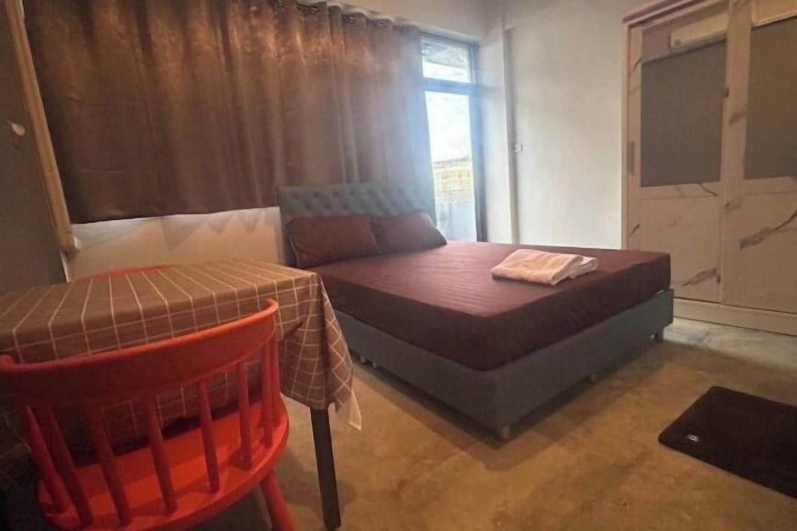 Meja kerja dan Wi-Fi gratis