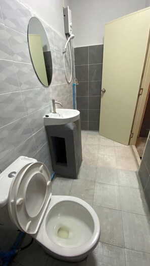 Basic Single Room, City View | Bathroom | Shower, towels, soap, shampoo