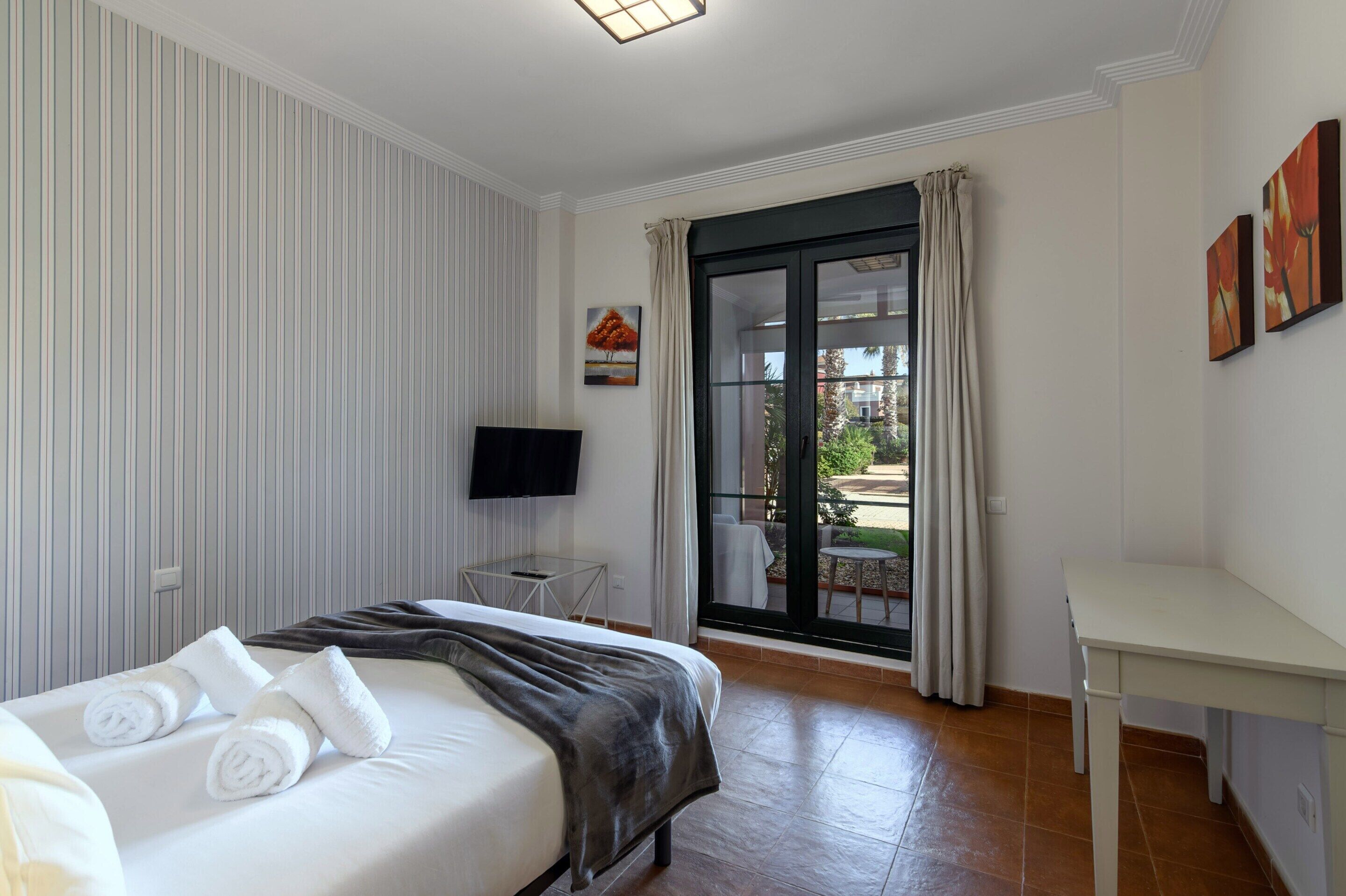 Apartamento | 1 dormitorio y tabla de planchar con plancha