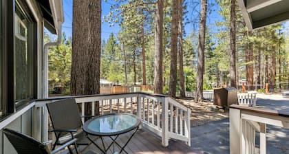 Tommy Tee's Forest Cottage: Hot Tub, Close to Lake & Skiing