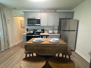Frigorífico, microondas, horno y placa de cocina