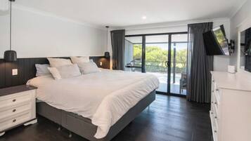 5 bedrooms, iron/ironing board, WiFi, bed sheets