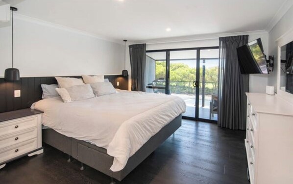 5 bedrooms, iron/ironing board, WiFi, bed sheets