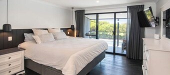 Busselton Lux Jetty View. Central, Beach. 5-bedroom house with WiFi and AC