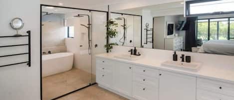 5 slaapkamers, een strijkplank/strijkijzer, wifi, beddengoed