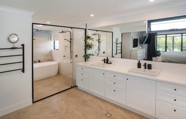 5 bedrooms, iron/ironing board, WiFi, bed sheets