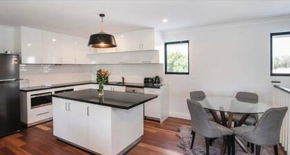 Busselton Lux Jetty View. Central, Beach. 5-bedroom house with WiFi and AC