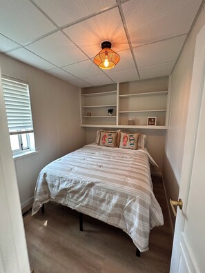 2 bedrooms, desk, WiFi, bed sheets - Boho beach cottage style 2 bedroom home (Bay City)