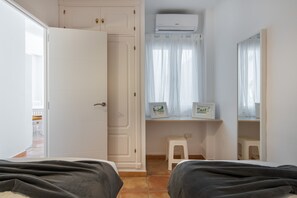 2 عدّة غرف نوم ومكواة/لوح كي