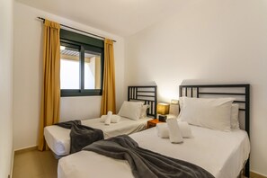 2 habitaciones y tabla de planchar con plancha