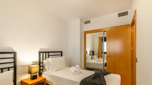 2 habitaciones y tabla de planchar con plancha 