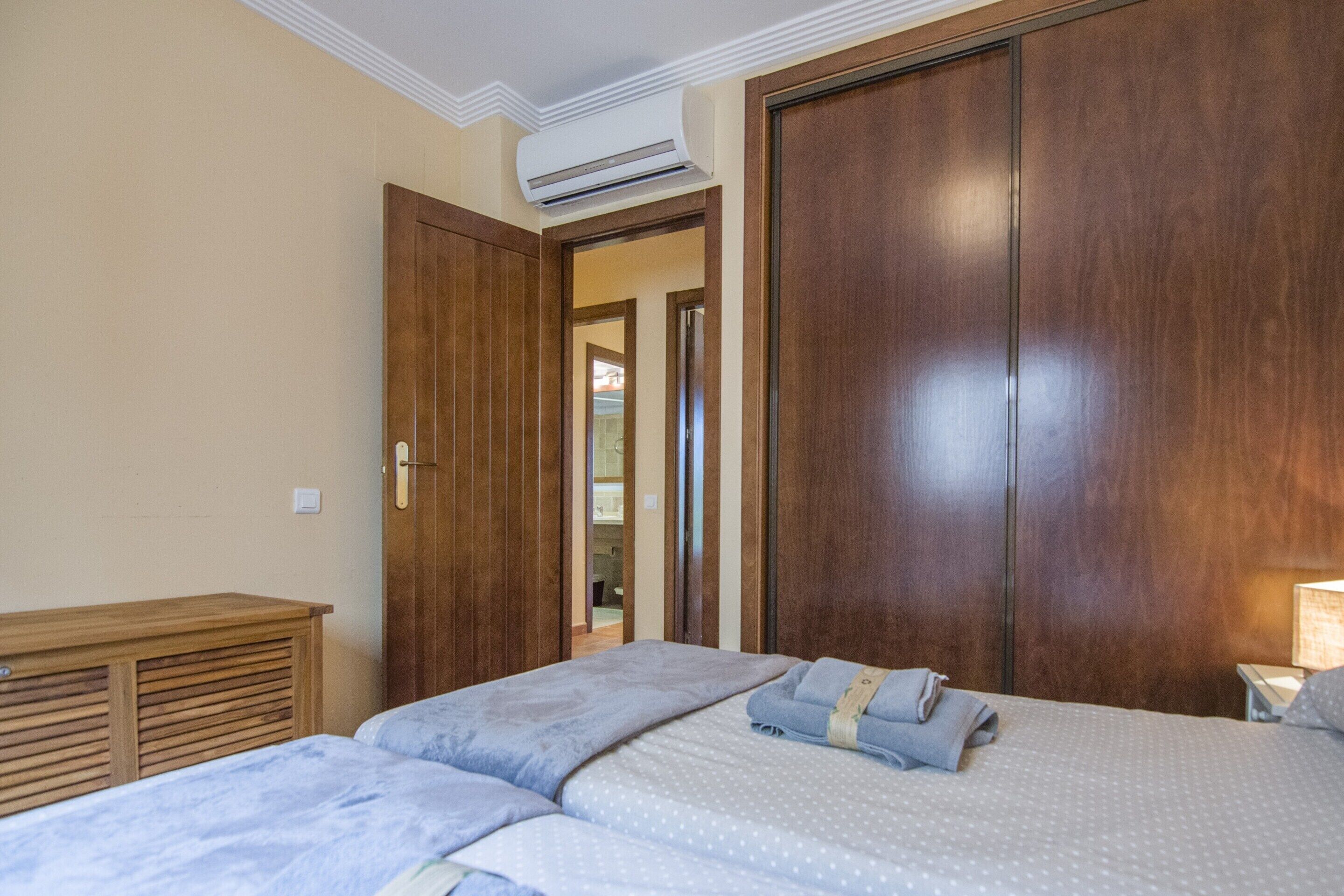 3 عدّة غرف نوم ومكواة/لوح كي