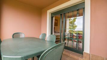 Apartment | Outdoor dining
