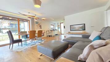 Televisie en een open haard