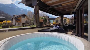 Tina de hidromasaje al aire libre