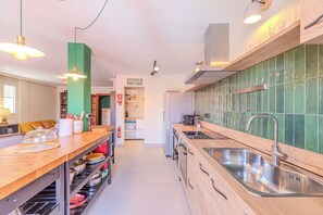 Kylskåp, mikrovågsugn, ugn och spishäll