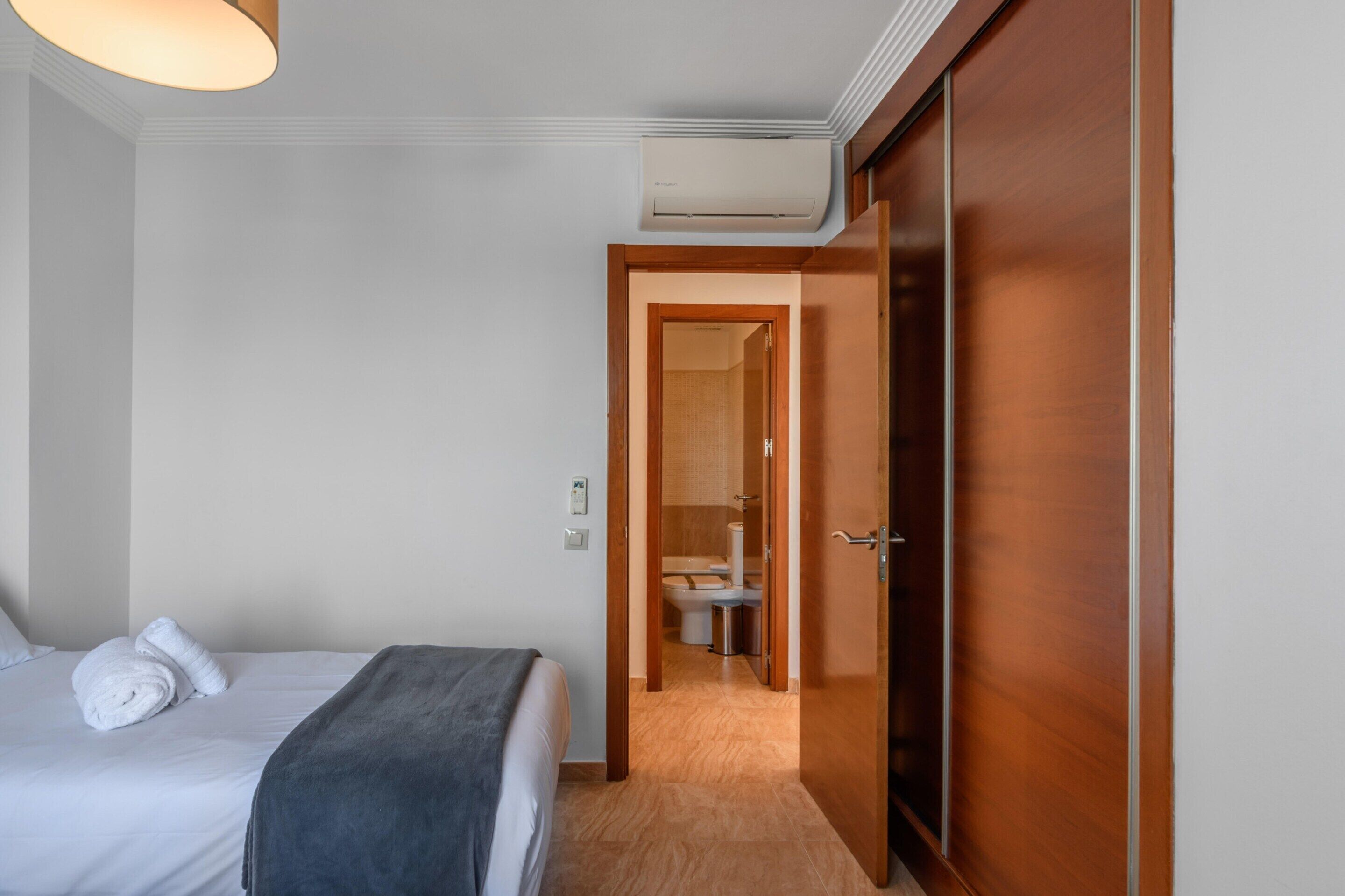 3 chambres, fer et planche à repasser