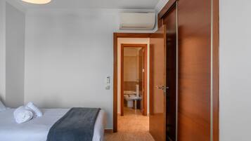 3 chambres, fer et planche à repasser