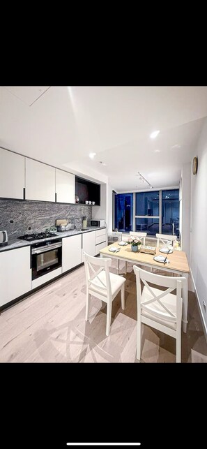 Kühlschrank, Mikrowelle, Ofen, Geschirrspüler