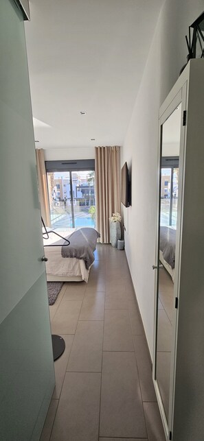 Departamento | 2 habitaciones y tabla de planchar con plancha 