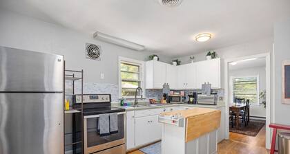 Cozy 2bd/1bth +80" TV Movie Room